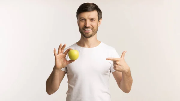 Man pekar finger på Apple i handen, vit bakgrund, Panorama — Stockfoto