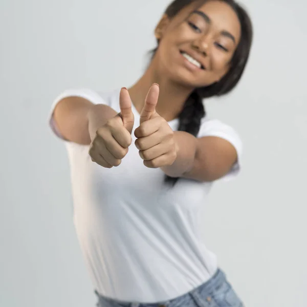 Overjoyed asiático chica mostrando pulgares arriba en estudio —  Fotos de Stock
