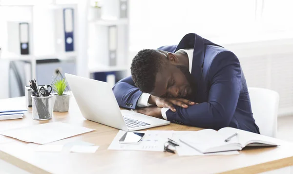 Cansado hombre de negocios negro durmiendo en su oficina — Foto de Stock