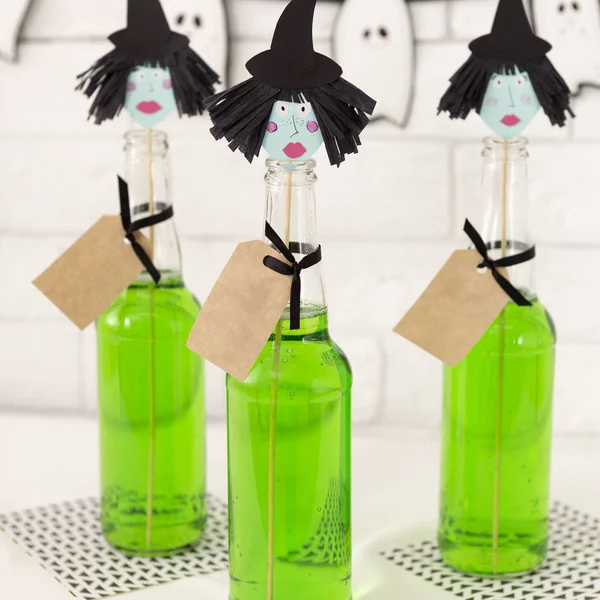 Kreativ halloween cocktail för kvinna med häxhuvuden — Stockfoto