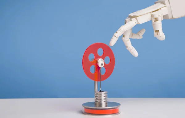 Ρομπότ χέρι αγγίζοντας κόκκινο πλαστικό εργαλείο, μπλε φόντο — Φωτογραφία Αρχείου