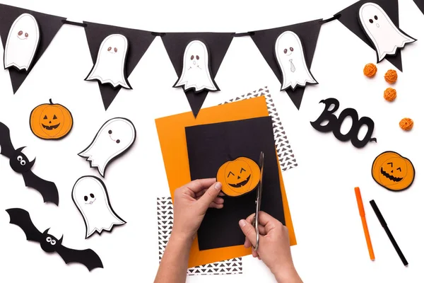 Kobieta wyciąć Halloween uśmiechnięta dynia papieru — Zdjęcie stockowe