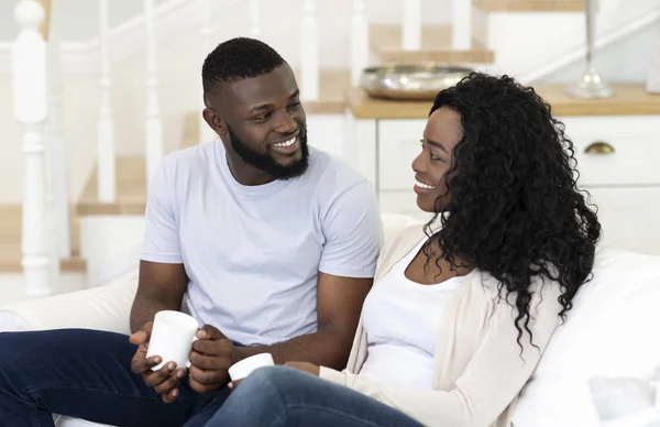 Junge afrikanische Familie entspannt zu Hause bei einer Tasse Kaffee — Stockfoto