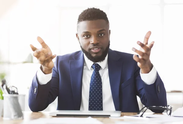 Bonito homem de negócios irritado olhando para a câmera, falando e gesticulando — Fotografia de Stock