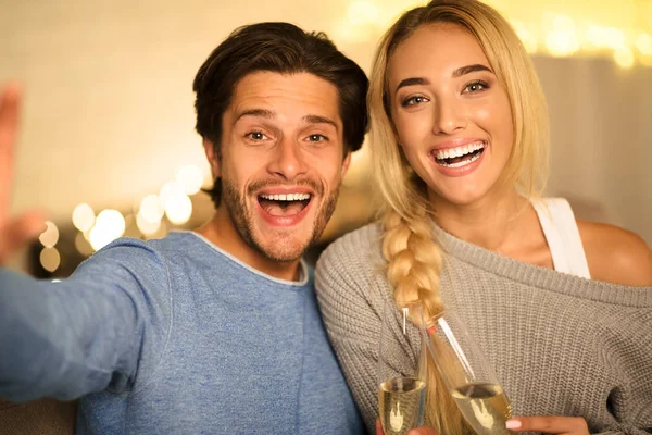 Piękna para robi selfie i brzęczy kieliszki do szampana — Zdjęcie stockowe