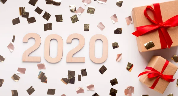 哇2020新年理念与礼物盒和金科玉律 — 图库照片