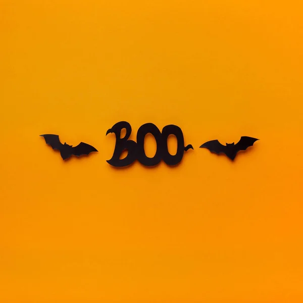 Tekst Boo z latającymi nietoperzami na pomarańczowym tle — Zdjęcie stockowe
