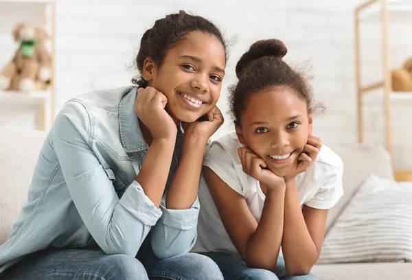 Adorables hermanas divirtiéndose juntas en casa — Foto de Stock