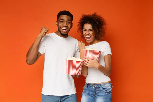 Emotionales schwarzes Paar genießt Film mit Eimern Popcorn — Stockfoto