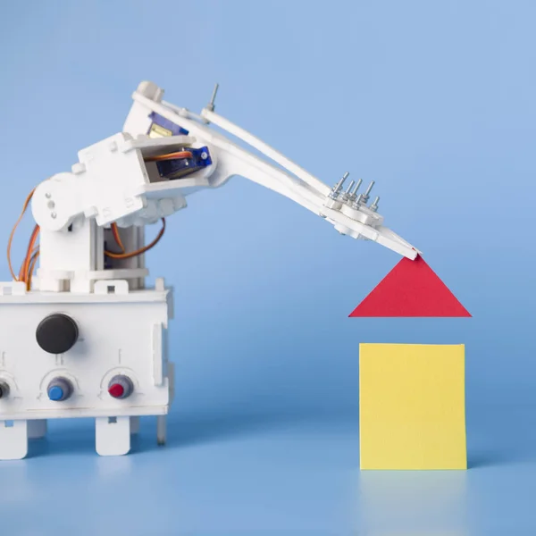 Robot mano casa di costruzione di blocchi di legno — Foto Stock