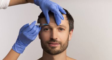 Olgun Adam Kozmetik Enjeksiyonunu Beyaz Arkaplanda Durarak Aldı, Panorama