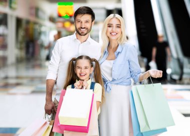 Aile Kameraya Gülümsüyor Alışveriş Merkezinde Alışveriş Torbaları Bekliyor