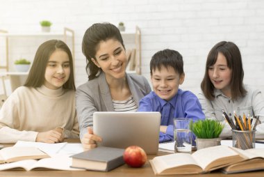 Öğretmen öğrencilere tablette ilginç videolar gösteriyor