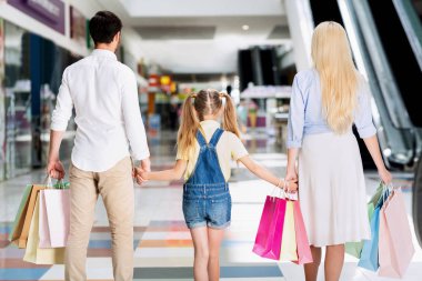 Tanımlanamayan Ebeveynler ve Kız Alışveriş Merkezi 'nde Yürüyor