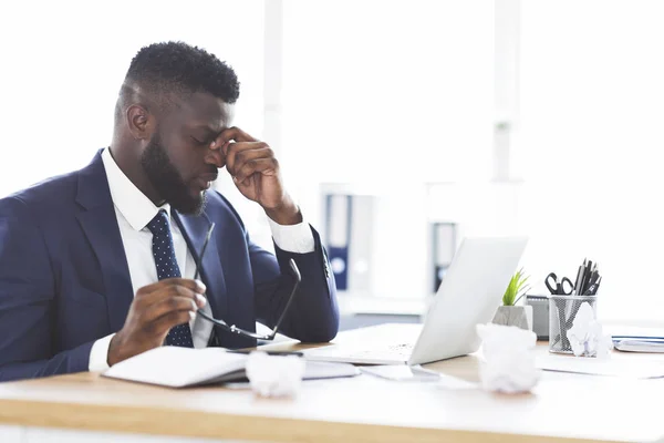 Hombre de negocios afroamericano cansado quitándose las gafas —  Fotos de Stock