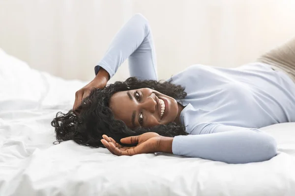 Gelukkig jong vrouw genieten ochtend in bed — Stockfoto