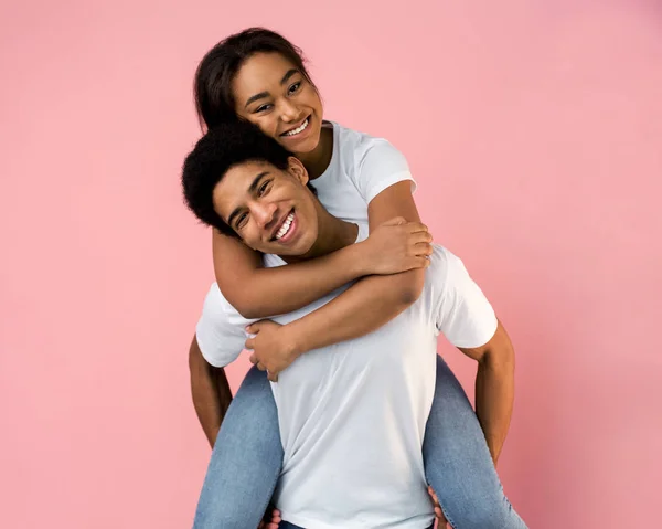 Teen guy piggybacking his girlfriend, having fun — Stockfoto