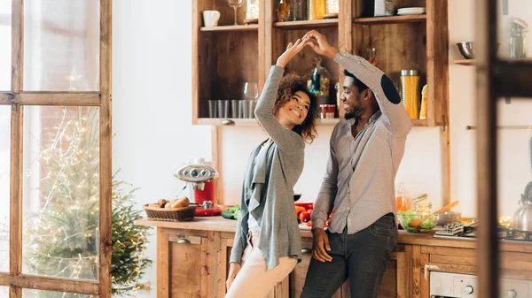Giovane coppia afro-americana che balla in cucina, copia spazio — Foto Stock
