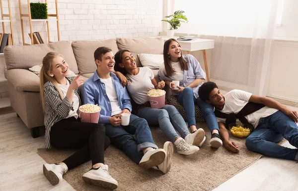 Amigos felizes assistindo filme de comédia e comer pipocas — Fotografia de Stock