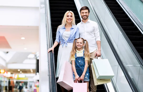 Ebeveynler ve Kızları Alışveriş Merkezi 'nde Yürüyen Merdivenleri Kullanarak Alışveriş Çantalarını Tutuyorlar — Stok fotoğraf