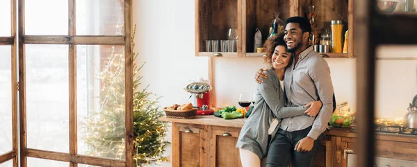 Giovane coppia amorevole avendo buon tempo al mattino di Natale — Foto Stock