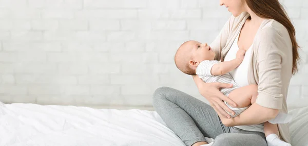 Gros plan de la jeune femme tenant le petit bébé dans ses mains — Photo