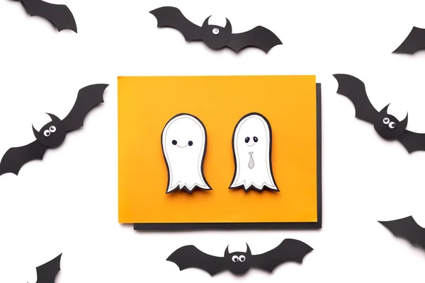 Halloween tło papieru z duchami i latające nietoperze — Zdjęcie stockowe