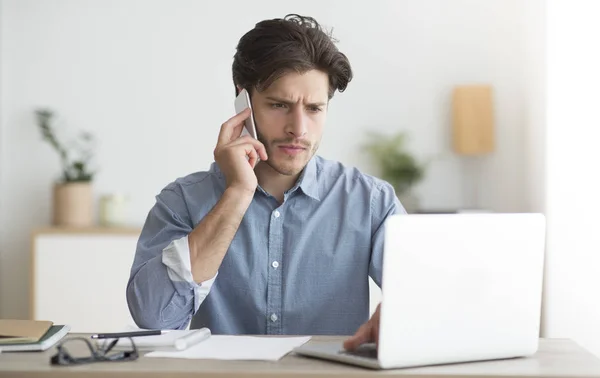 Affärsman talar på mobiltelefon sitter på arbetsplatsen — Stockfoto