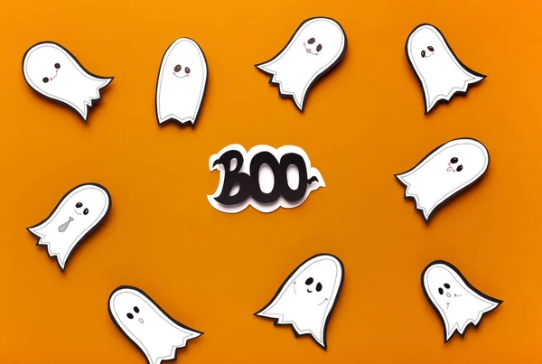 Spooktacular Halloween duchy latające na pomarańczowym tle — Zdjęcie stockowe