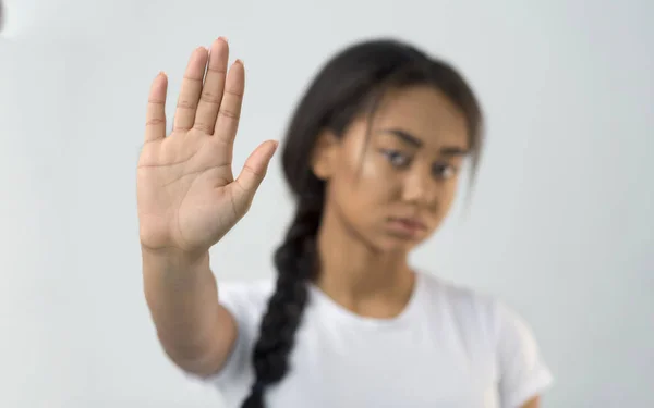 Asiática chica haciendo stop gesto con su palma — Foto de Stock