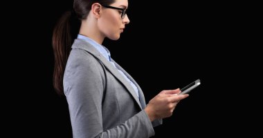 Stüdyoda Cep Telefonu Taraması Yapan İş Kadını