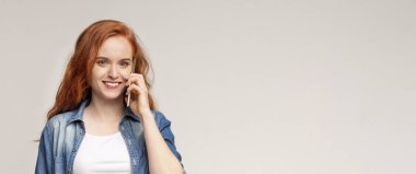 Telefonda konuşan güzel kızıl saçlı kızın portresi.