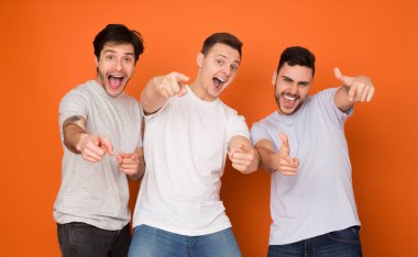 Hey, dostum. Heyecanlı adamlar kamerayı işaret ediyor.