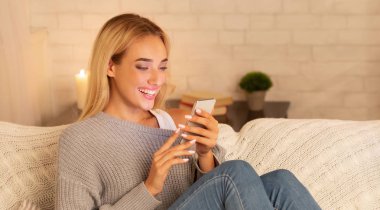 Milenyum Kızı Cep Telefonu Kullanıyor Evdeki Koltukta Oturuyor, Panorama