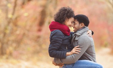 Birbirine aşık bir çift. Romantik çift parkta eğleniyor.