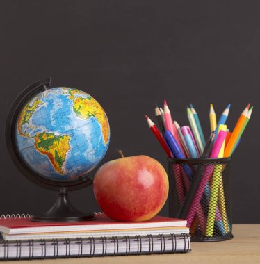 Öğle yemeği, defter ve kalem için taze elma kapatın