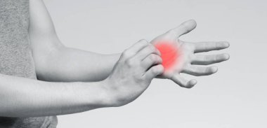 Elini kaşıyan genç bir adam.