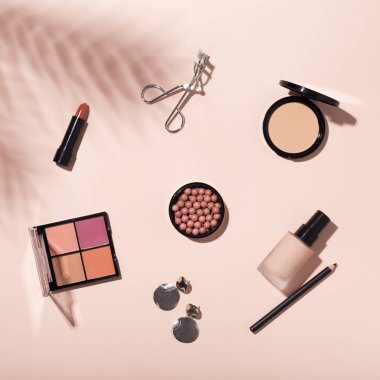 Cazibe için dekoratif kozmetiğin üst görünümü pembede