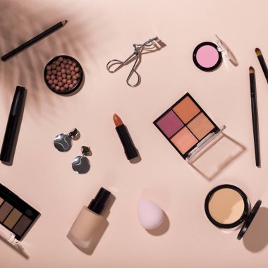 Farklı makyaj malzemelerinin üst görünümü pembe
