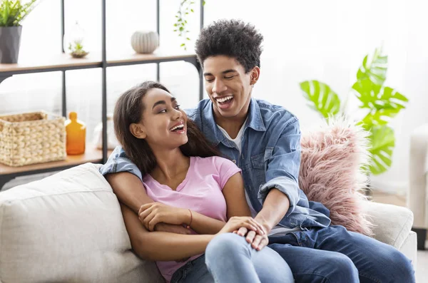 Joven pareja afroamericana divirtiéndose en casa — Foto de Stock