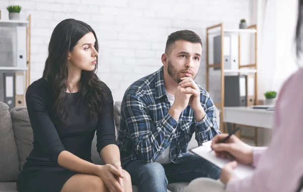 Homem sério conversando com psiquiatra durante sessão de terapia conjugal — Fotografia de Stock