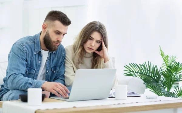 Young couple using laptop for managing expanses — Stock Photo, Image