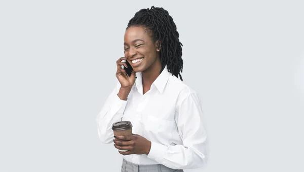 Office Girl Talking On Phone Holding Koffie Cup In Studio — Stockfoto