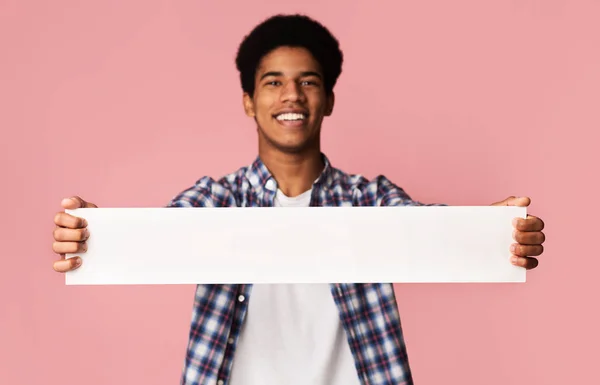Emocionado afro chico mostrando banner en blanco con espacio para el texto — Foto de Stock