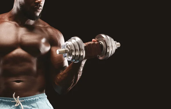 Detailní záběr černošky svalnatý sportovec pracující na jeho těle — Stock fotografie