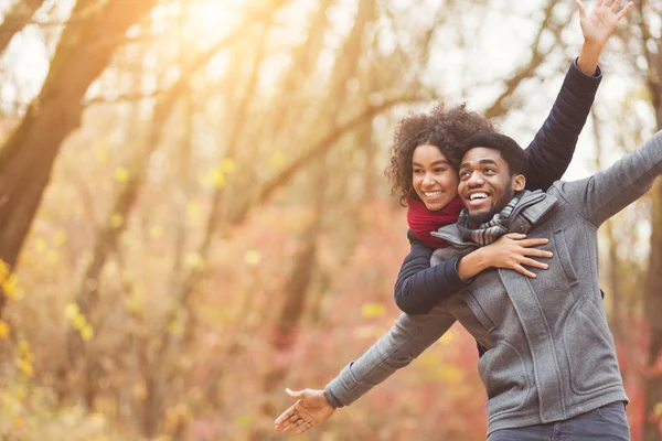 Junges Paar vergnügt sich im Herbstwald — Stockfoto