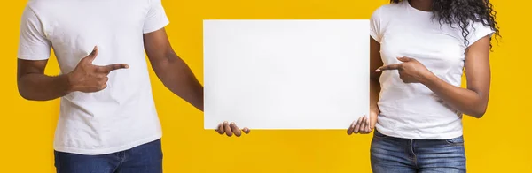Black guy and girl holding white blank card — Stock Photo, Image