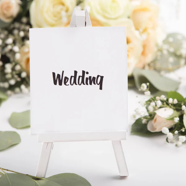 Nahaufnahme des Hochzeitskonzepts auf kleiner Staffelei — Stockfoto