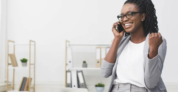 Счастливая афро-предпринимательница Жест Да разговаривает по телефону в офисе — стоковое фото