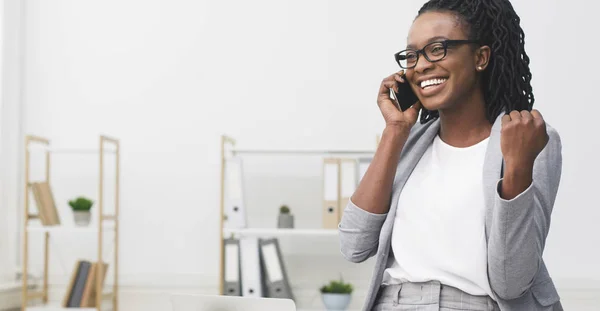 Gelukkig Afro Zakenvrouw Gesturing Ja Praten Aan de telefoon In Office — Stockfoto